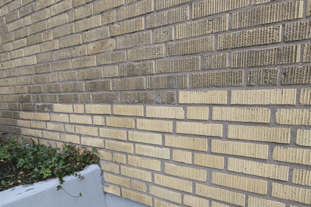 Vägg reparerad med nytt tegel