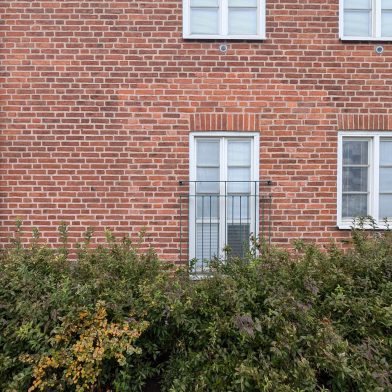 tegelfasad med fönster